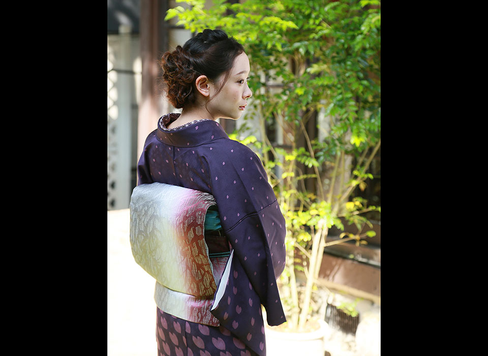 桜の花びら文様の着物